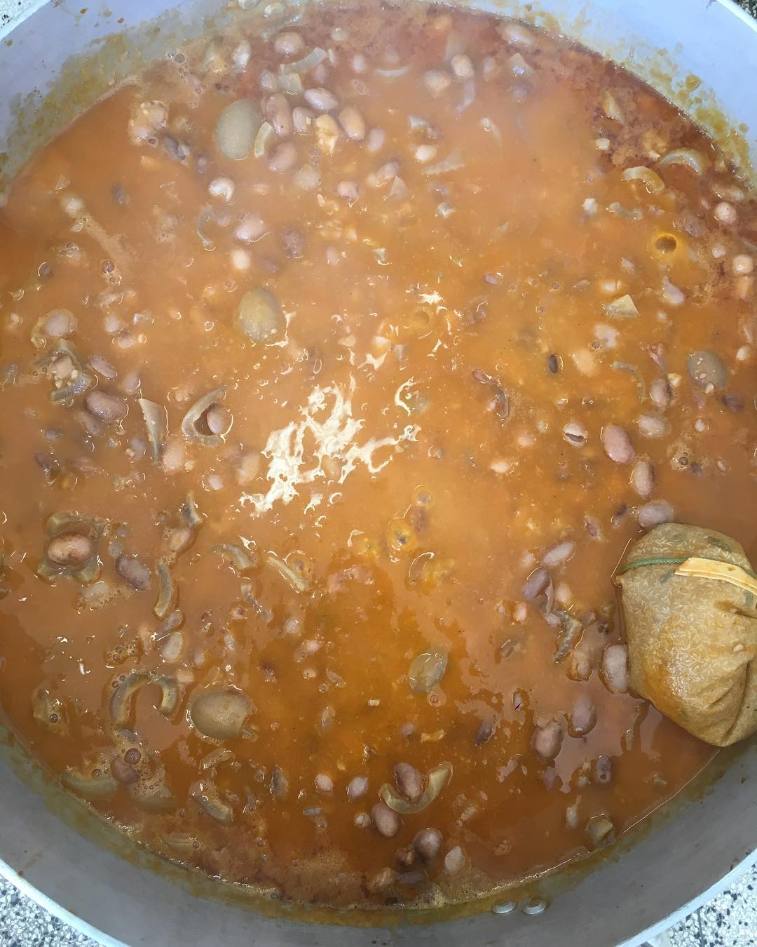 Fagioli in cottura in una grande pentola