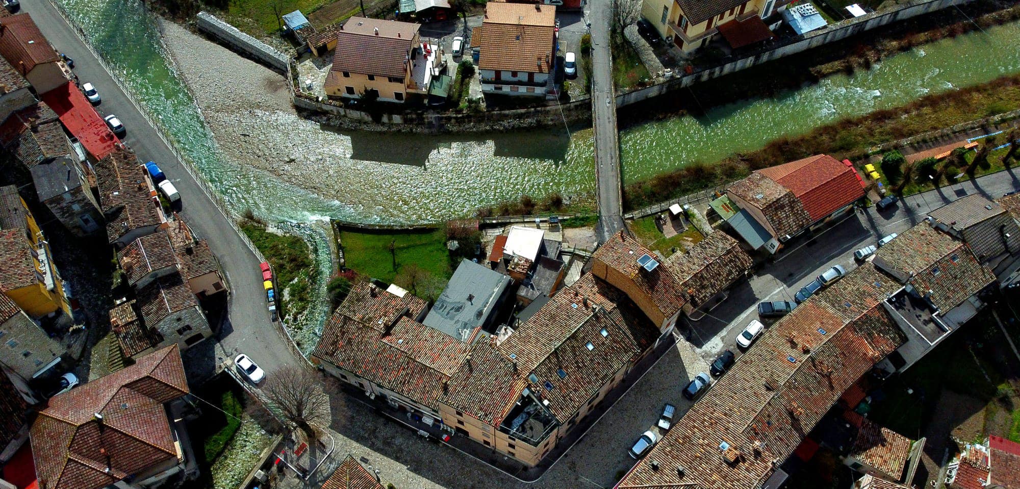 Il fiume e le case di Pianello visti dall’alto