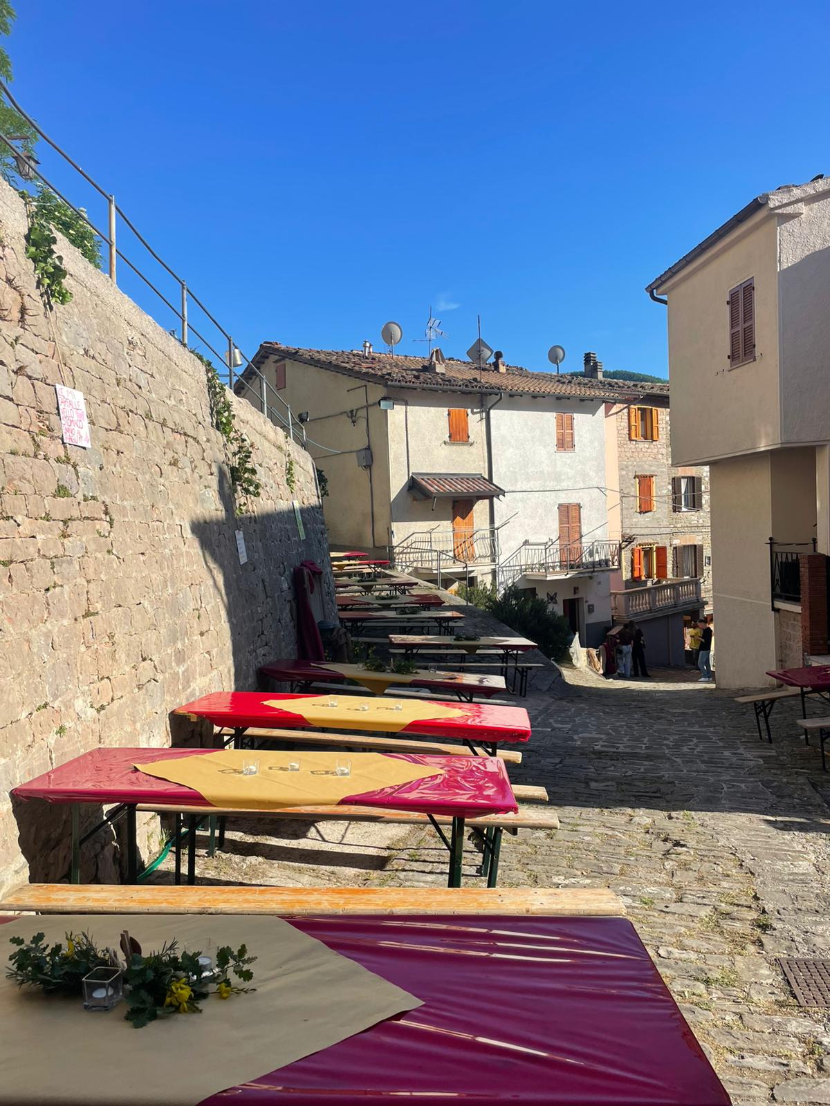 Tavoli apparecchiati lungo una via del borgo