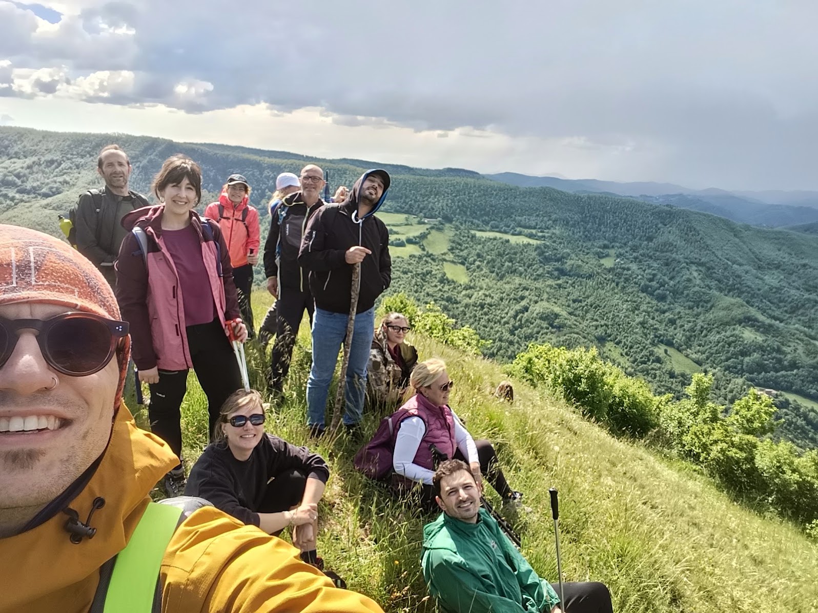 Un gruppo di persone si ritrova su un sentiero panoramico