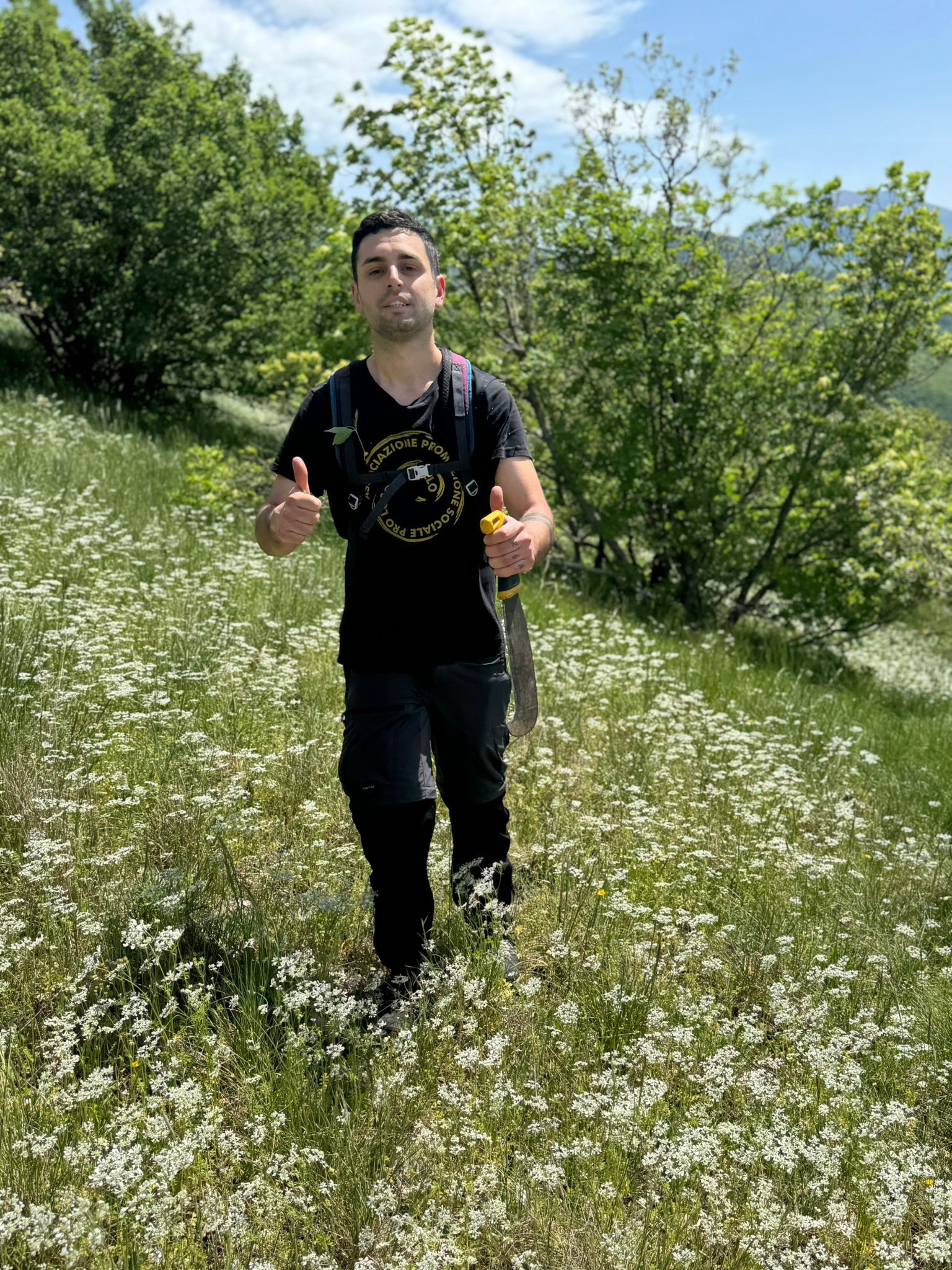 Un volontario tra i prati durante un’attività di cura del territorio