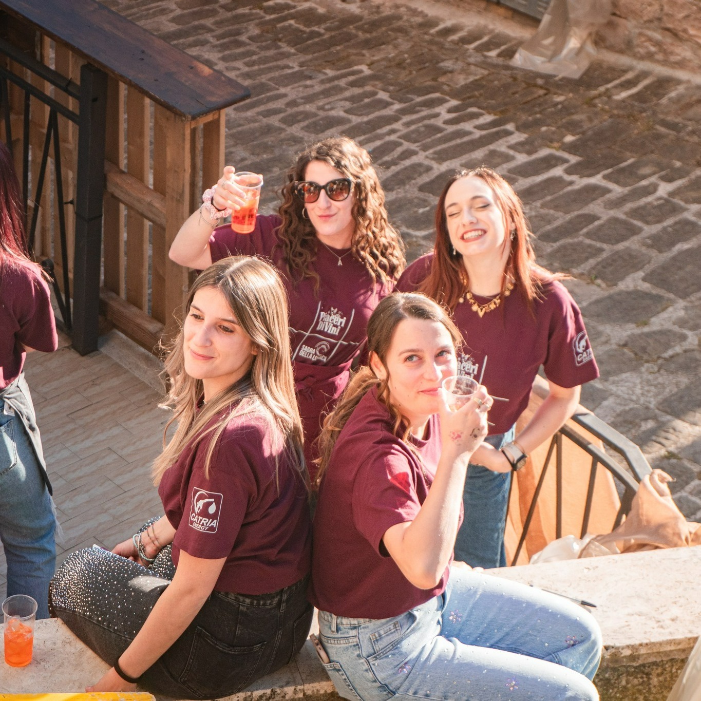 Volontarie sorridono durante la festa