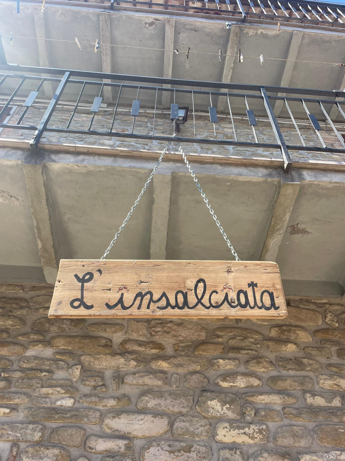 Insegna in legno di un’osteria