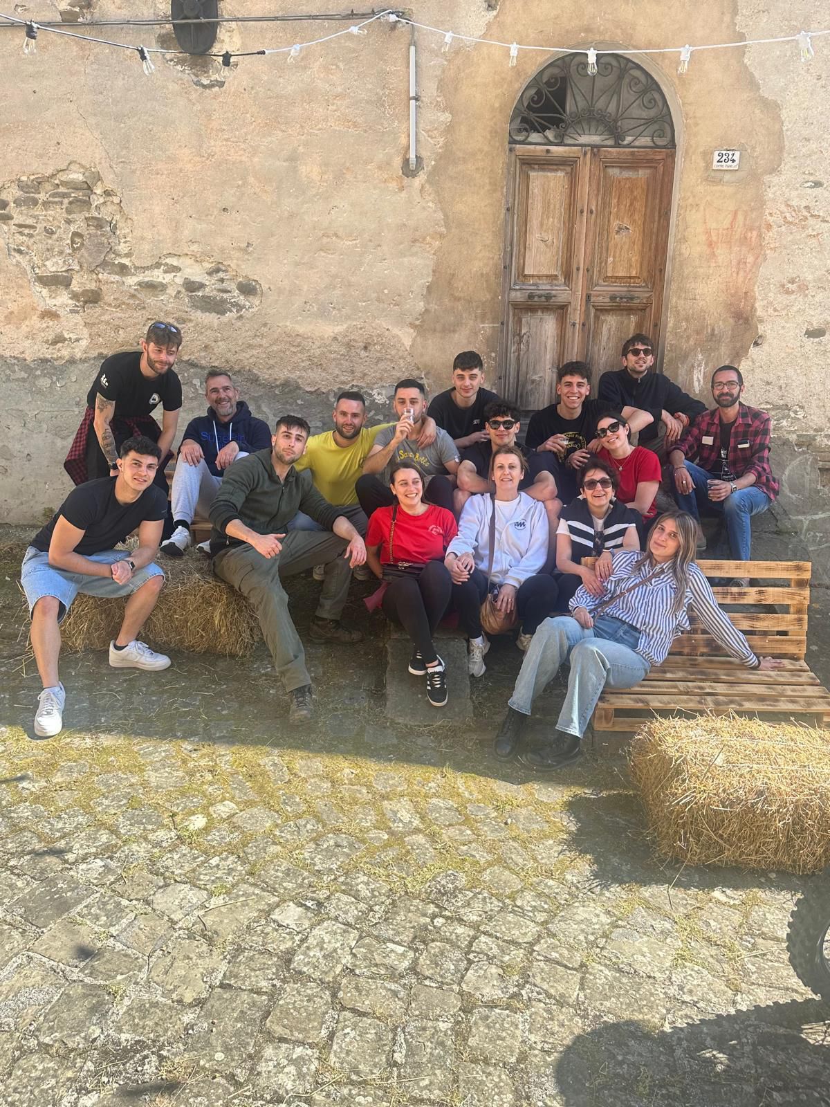 Volontari di Piaceri DiVini riuniti nel borgo