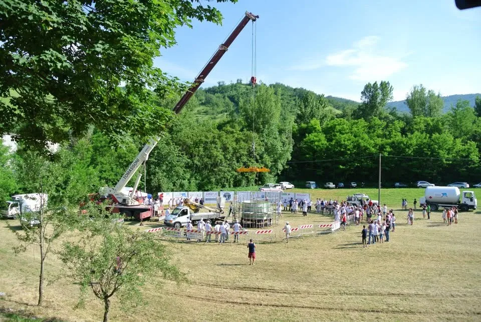La gru, il caldaio e il pubblico nel campo di Pianello