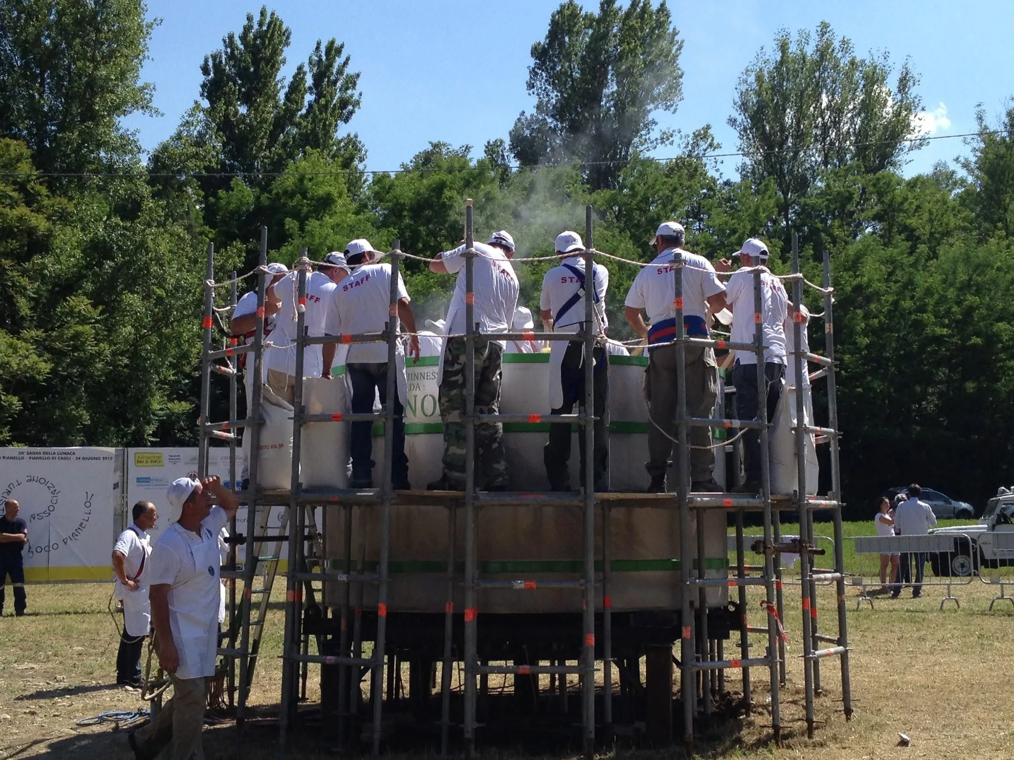 I volontari di Pianello intorno al grande caldaio durante la cottura della polenta del record