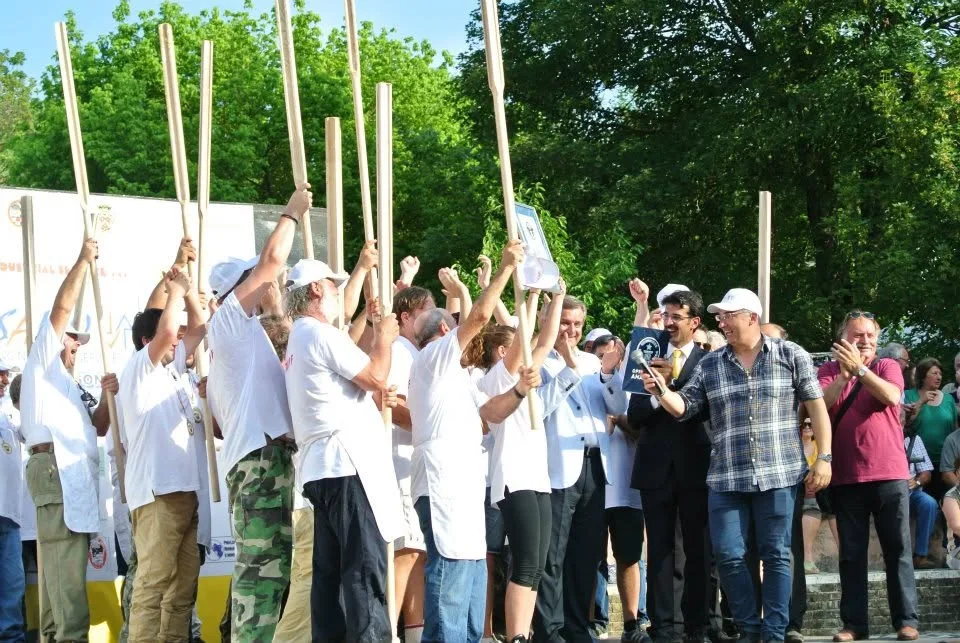 La squadra celebra il risultato tra applausi e sorrisi