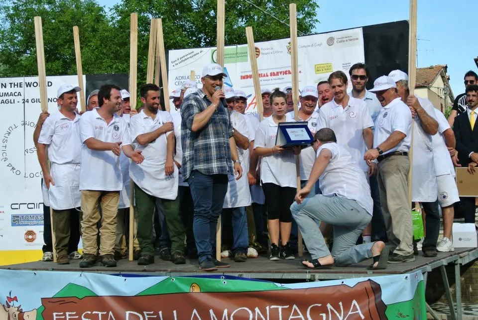 La squadra riunita sul palco con i mestoli e il riconoscimento