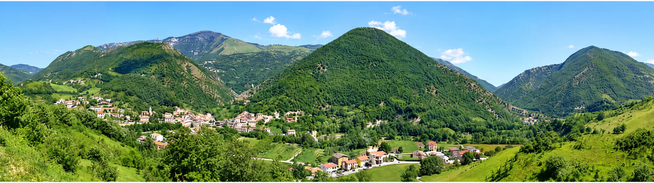 Panorama di Pianello di Cagli tra le montagne